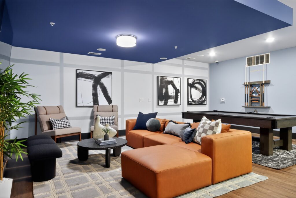 5th floor lounge with pool table